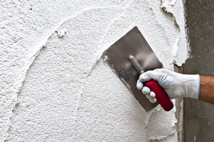 Combien de fois les murs doivent-ils être apprêtés avant de niveler avec du plâtre