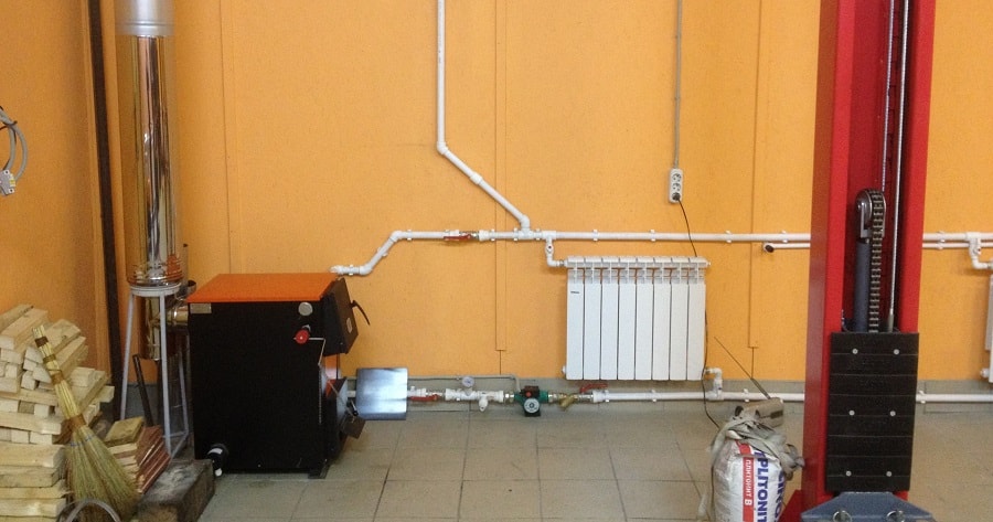 Nous choisissons le moyen le plus économique de chauffer le garage parmi toutes les options possibles