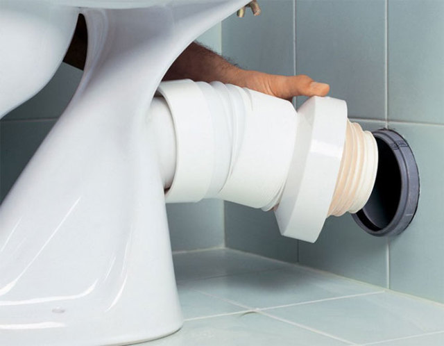 Raccordement d'une cuvette de toilettes à l'alimentation en eau et à l'assainissement en 13 étapes