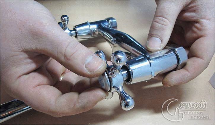 Comment réparer un robinet dans une salle de bain avec douche : causes et solutions en cas de panne