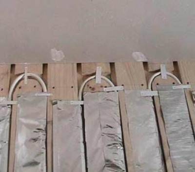 Appareil de chauffage au sol sur socle en bois