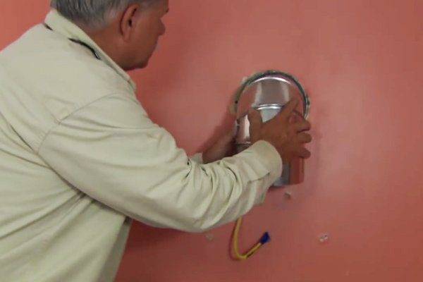 Hotte pour la cuisine avec un conduit d'air: comment aménager une hotte dans la cuisine avec et sans caisson