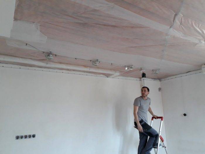 Hypothèque sous un lustre dans un plafond tendu: instructions d'installation de plates-formes pour lustres