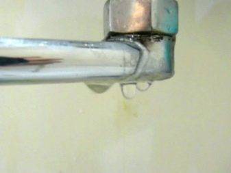 Comment changer le robinet de la cuisine : retirez l'ancien robinet et installez-en un nouveau