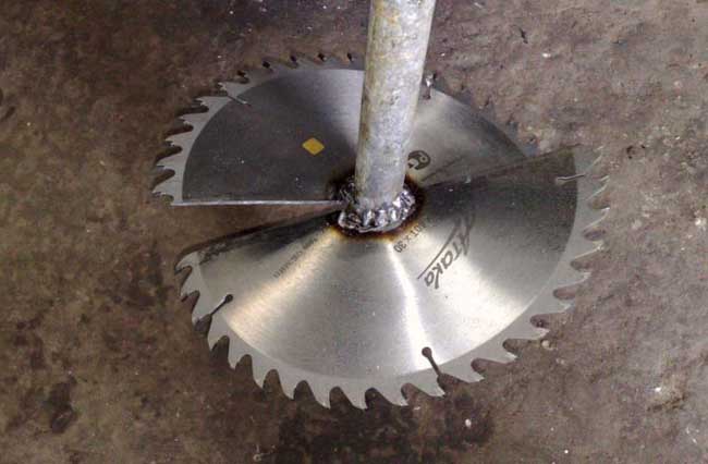 Perceuse à main maison pour forer un puits: conceptions en spirale et en cuillère