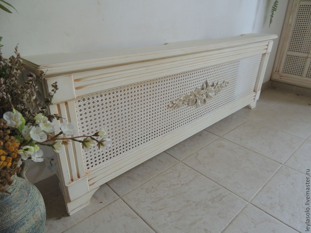 Grilles de radiateurs (78 photos) : écrans décoratifs pour une batterie de chauffage, ventilation de radiateur et revêtements de protection, options bois et verre pour un modèle en fonte