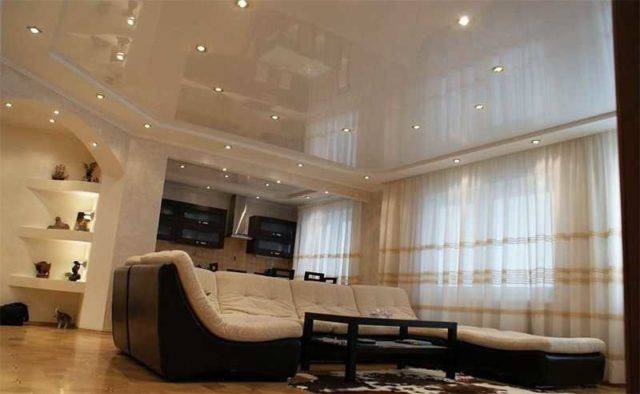 Luminaires dans la salle de bain au plafond: types, principes de placement, nuances d'installation