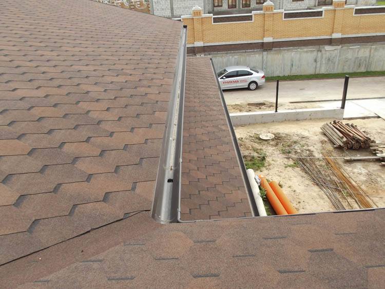 Est-il possible de remplacer la pièce de serrage du col de trop-plein de la tuyauterie de la salle de bain