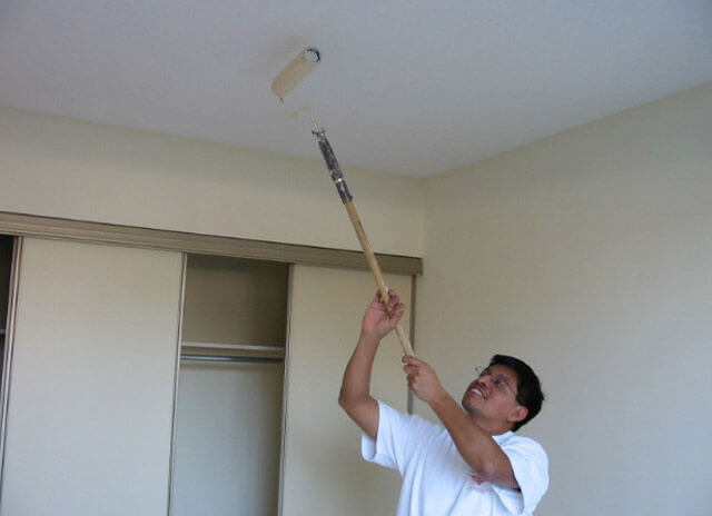 Causes des points humides avec de la rouille au plafond