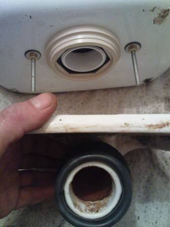 Comment réparer une fuite dans les toilettes : déterminer la cause de la fuite et comment y remédier