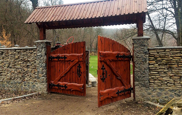 Types de portails pour une maison privée: nuances de choix + étapes d'installation à faire soi-même