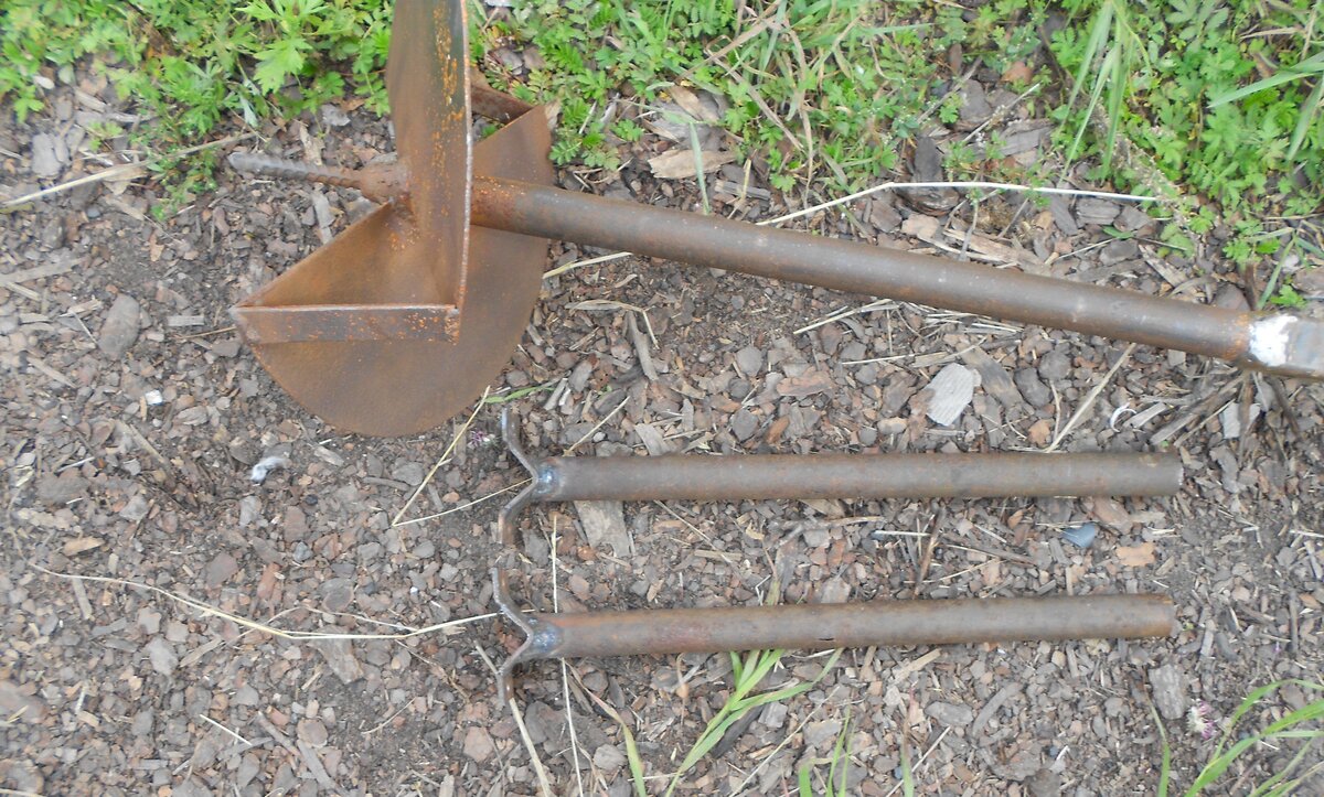 Nous fabriquons nous-mêmes une perceuse manuelle pour la terre