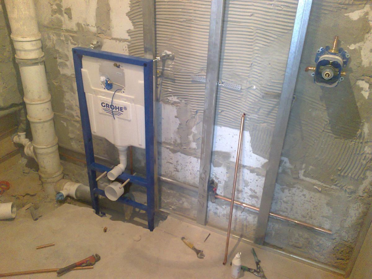 Comment choisir une installation de toilettes: à suspendre, au sol