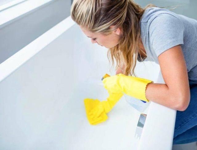 Comment nettoyer une baignoire en fonte à blanc à la maison: conseils vidéo