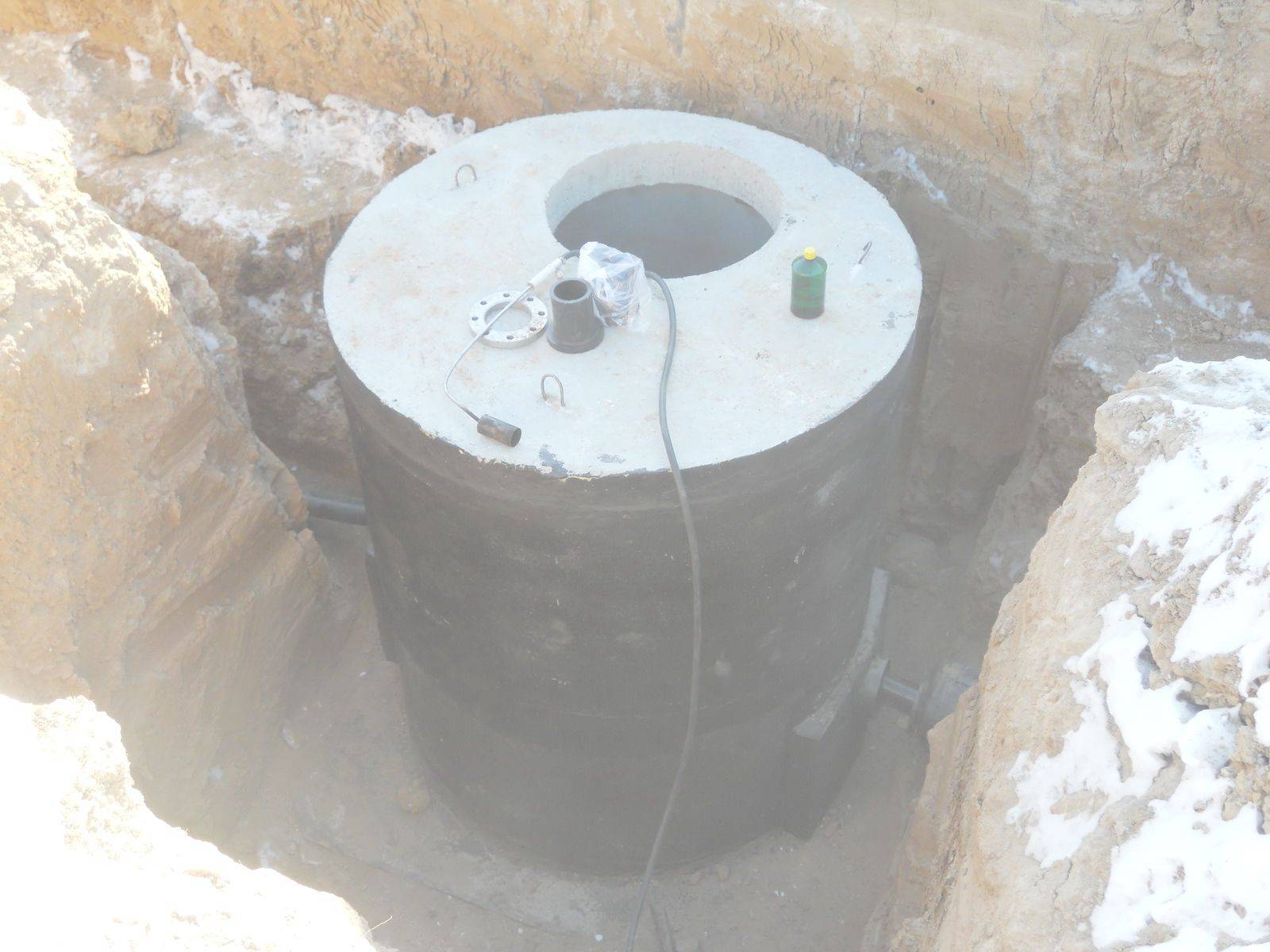 Fosse septique à deux chambres en anneaux de béton: instructions de construction