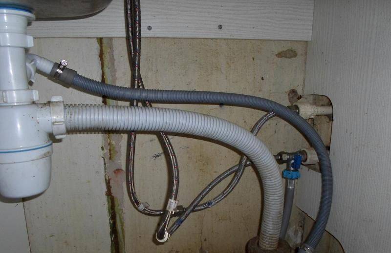 Raccordement du lave-vaisselle à l'alimentation en eau et aux égouts