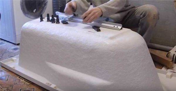 Comment installer un bain sur des briques: disposez une base et un côté en briques