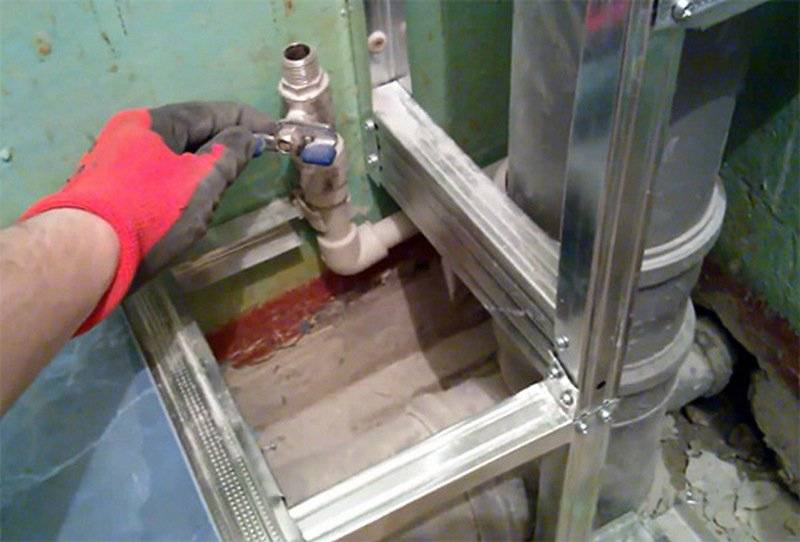 Comment cacher les tuyaux dans la salle de bain: un aperçu des meilleures façons de masquer le pipeline