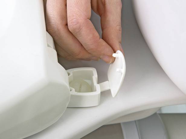 Fixation du couvercle des toilettes : comment retirer l'ancien et installer un nouveau siège de toilette