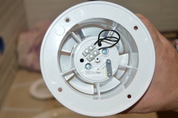 Comment choisir et installer un ventilateur dans la salle de bain + comment connecter le ventilateur à l'interrupteur