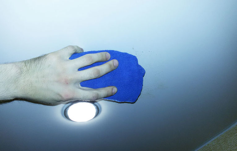 Comment laver un plafond tendu mat sans laisser de traces à la maison ? comment entretenir et comment nettoyer, comment laver, conseils pour prendre soin d'un plafond mat