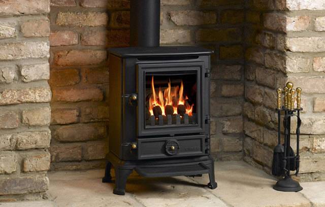 Poêles à bois pour chauffer une maison privée: classement des modèles populaires + directives pour l'acheteur