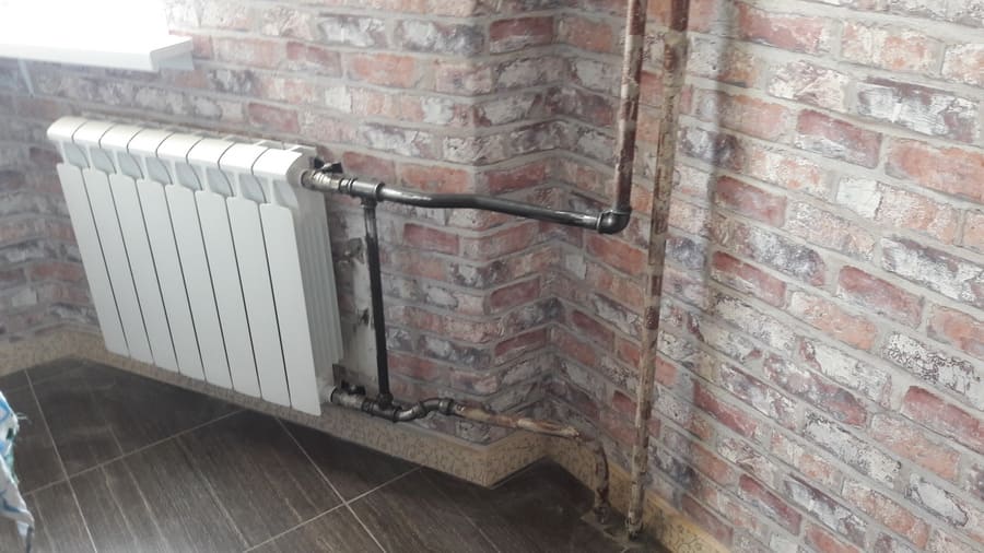 Installation de radiateurs de chauffage: installation de batteries, bricolage dans un appartement, indépendamment de la vidéo dans une maison privée