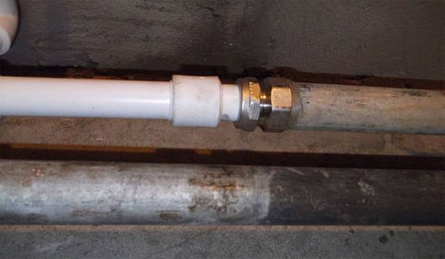 Raccordement de tuyaux en plastique à des tuyaux métalliques: une analyse des meilleures méthodes et des nuances d'installation