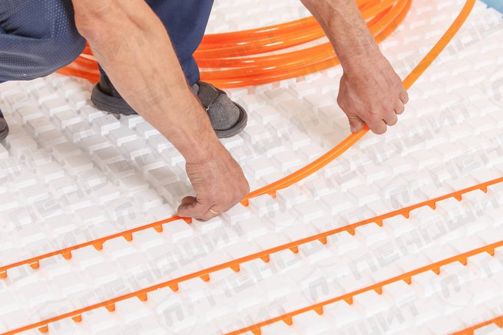Tapis pour un sol à eau chaude: types, comment choisir, installation et installation