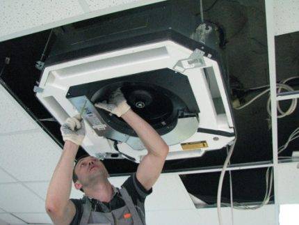 Installation de climatiseurs à cassette: règles technologiques pour l'installation d'une "cassette" domestique