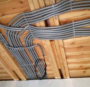 7 façons d'organiser soigneusement les fils et les rallonges