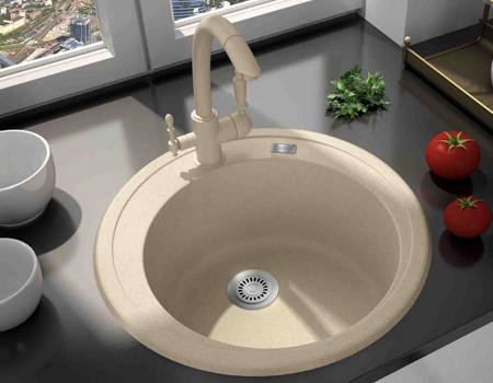 Comment installer un robinet sur un évier : options de raccordement flexibles et rigides