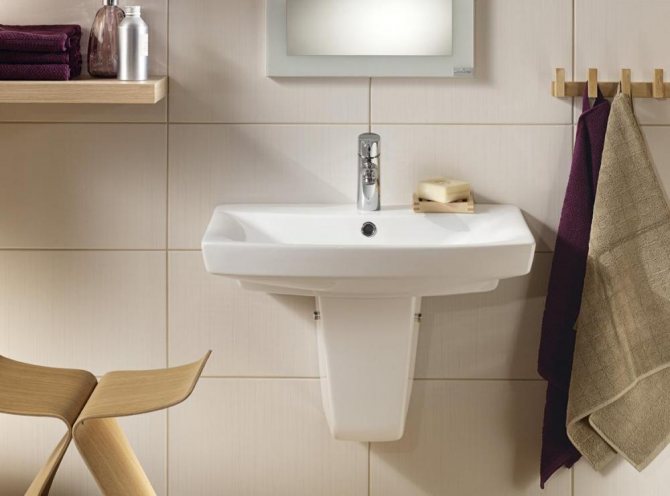 Comment monter correctement l'évier au mur: une instruction étape par étape