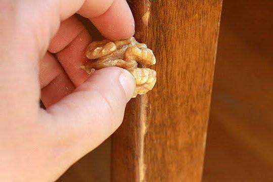 Comment les noix peuvent aider à réparer les rayures sur les meubles