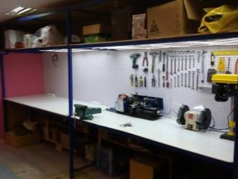 Établi de bricolage dans le garage : guide de montage à la maison