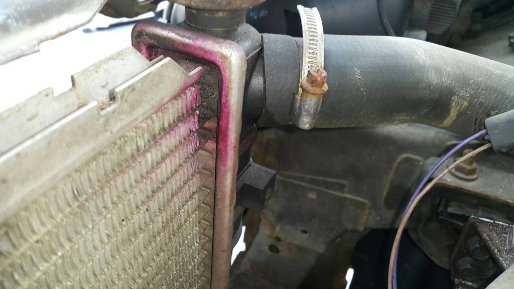 La batterie de chauffage fuit: que faire, comment couvrir le radiateur actuel de l'appartement en hiver, les tuyaux coulent, comment réparer une fuite après réparation