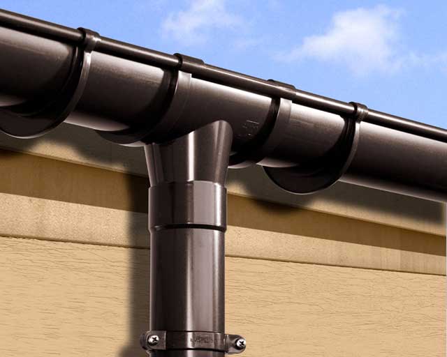 Quelle gouttière est la meilleure - en plastique ou en métal ? Bilan comparatif
