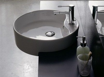 Évier suspendu sur le comptoir: caractéristiques de choix et d'installation