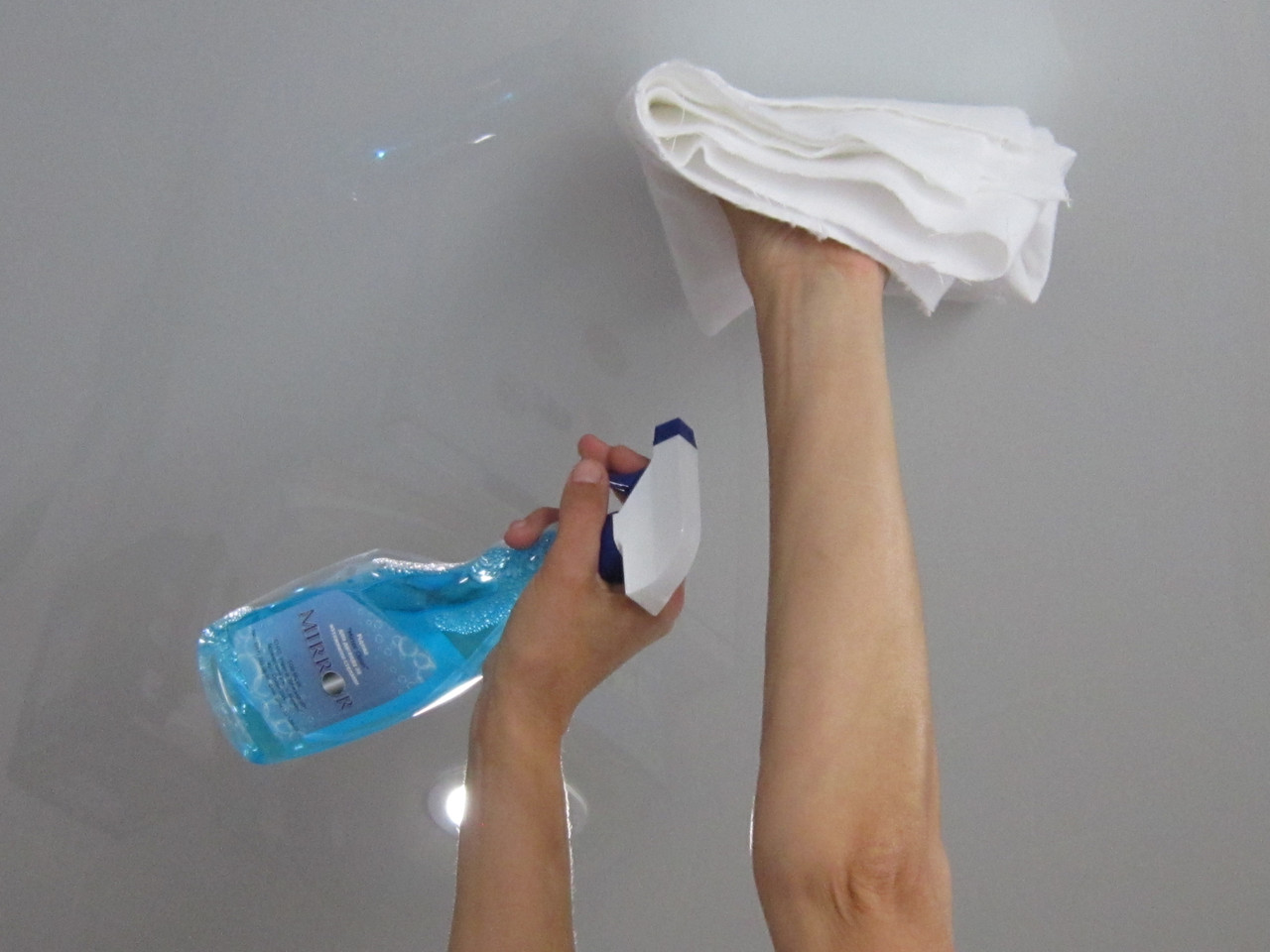 Comment laver un plafond tendu brillant sans traces à la maison