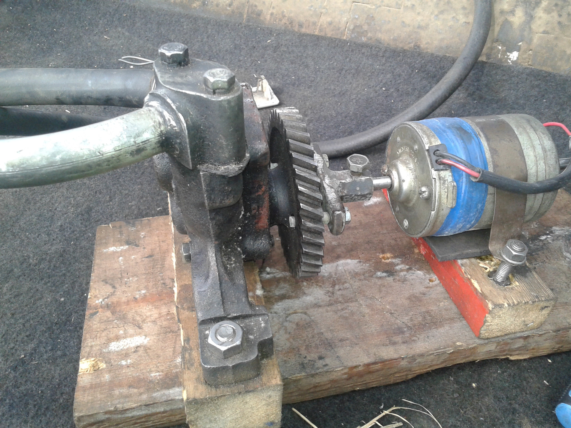 Comment fabriquer une pompe pour pomper de l'eau de vos propres mains - cliquez!