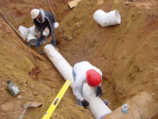 Pose des conduites d'égout: comment poser correctement les conduites d'égout dans le sol, technologie, règles de pose dans une tranchée