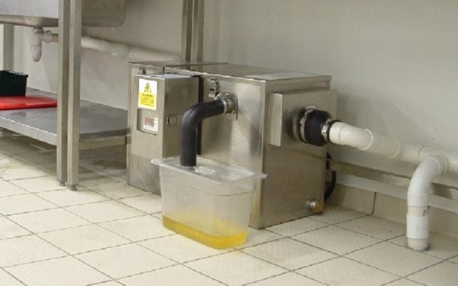 Comment choisir le bon bac à graisse et le monter sur l'égout