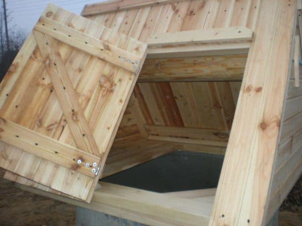 Comment construire soi-même une maison en bois pour un puits: une sélection des meilleures idées et un exemple de construction