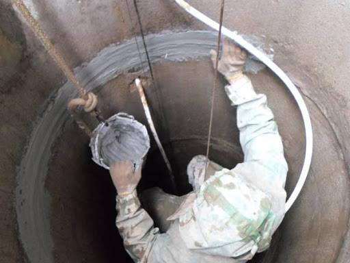 Comment puis-je trouver de l'eau sur le site pour le puits