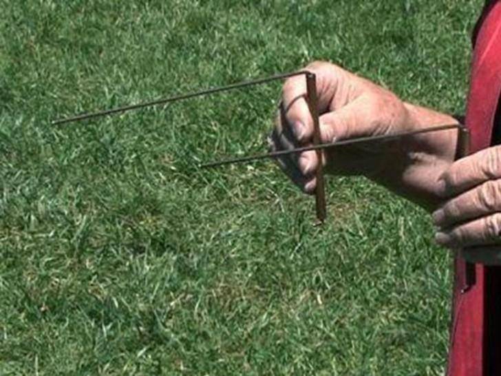 Comment trouver de l'eau dans un site de puits: déterminer un puits, rechercher un aquifère dans le sol, à quelle profondeur se trouve l'eau potable, vidéo