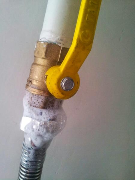 Comment connecter une bouteille de gaz à une cuisinière à gaz : réglementation et guide de connexion