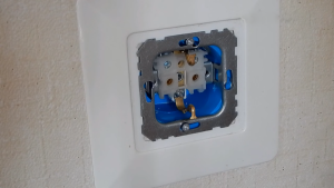 Prises et interrupteurs aériens : règles pour une installation et un raccordement en toute sécurité