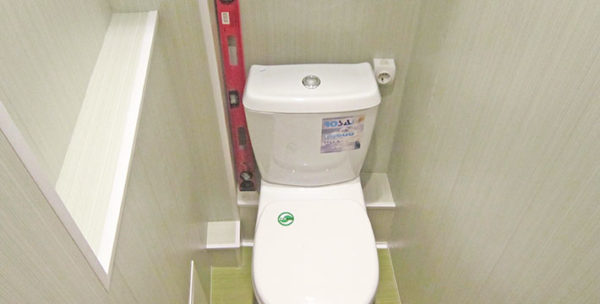 Salle de bain en panneaux plastiques : types de panneaux + petit guide de finition