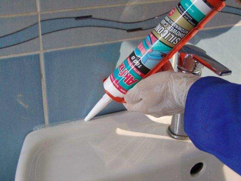 Combien de temps le meilleur mastic silicone pour la salle de bain sèche-t-il, comment l'appliquer correctement