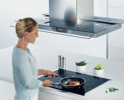 Comment la ventilation est construite dans la cuisine: règles et schémas du dispositif de hotte